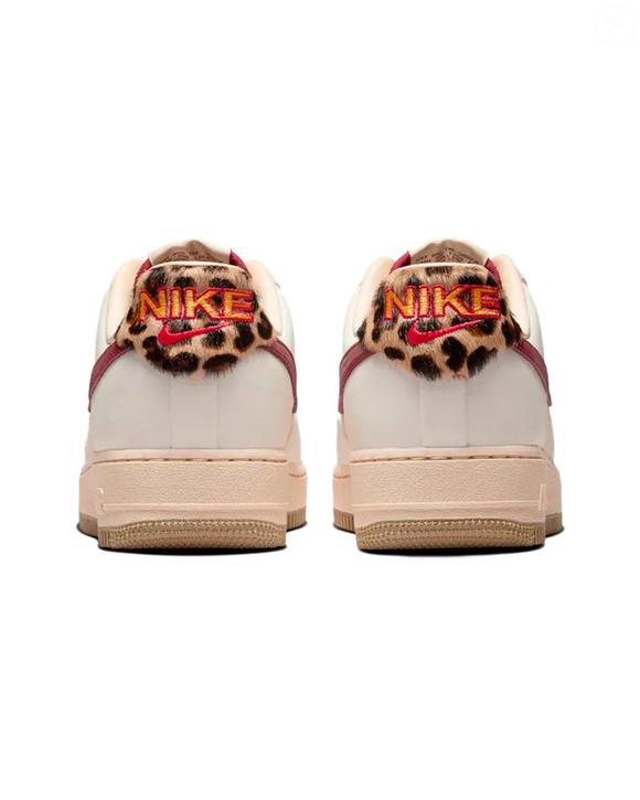 O sucesso do Nike Air Force 1´07 está justamente nos detalhes: mix de texturas, tons neutros sofisticados e aquele toque fashionista que eleva qualquer visual em segundos