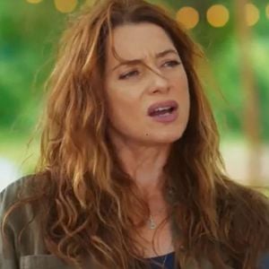 Janete (Leticia Spiller) chora com a morte do pai e recebe herança em 'Coração Acelerado'