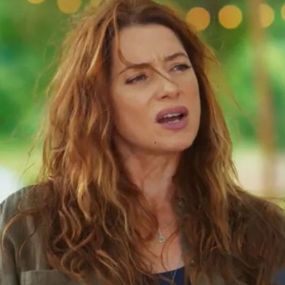 Janete (Leticia Spiller) chora com a morte do pai e recebe herança em 'Coração Acelerado'