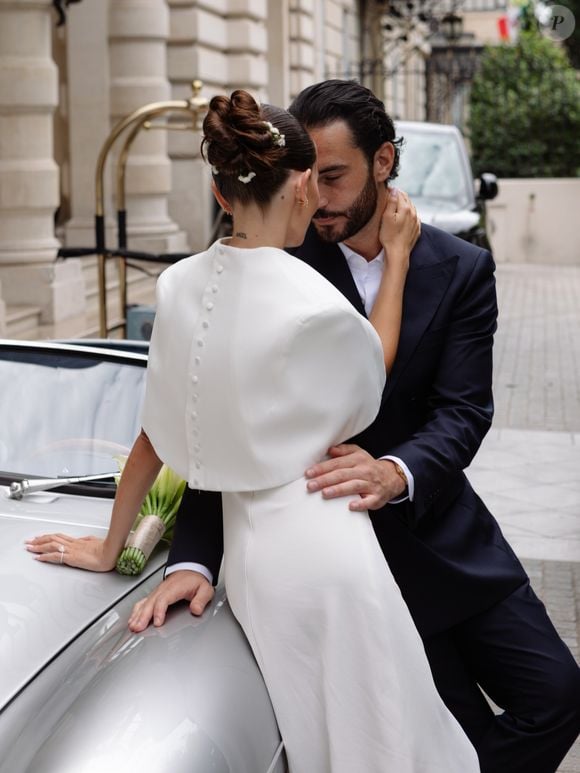 A modelo francesa Thylane Blondeau compartilhou imagens inéditas do casamento com Ben Attal. O vestido minimalista é o destaque da cerimônia e conquista fãs de moda