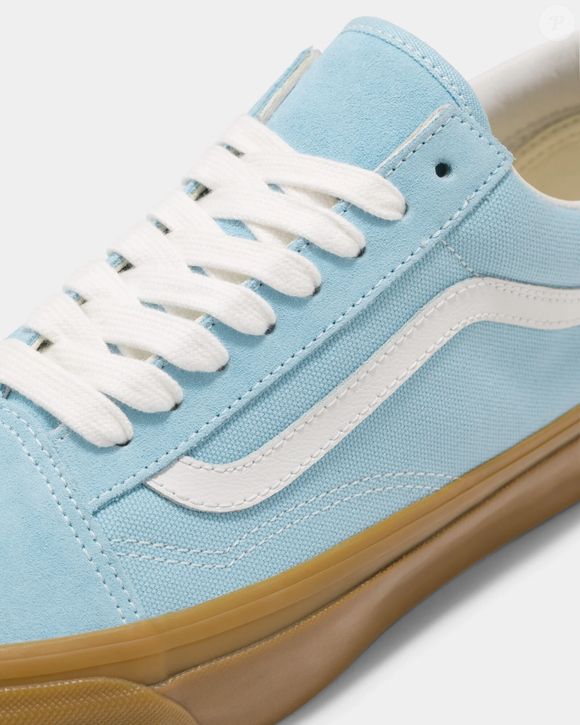 O clássico Old Skool aparece nesta versão em azul e mantém um dos elementos mais reconhecíveis da Vans: a Sidestripe™, marca registrada do design do tênis