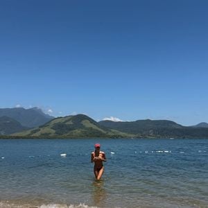 Sasha Meneghel apareceu topless em foto na praia