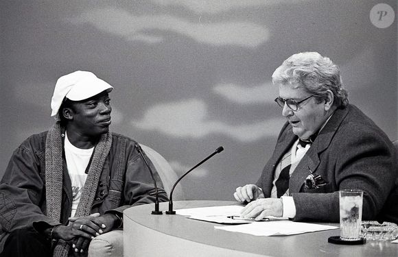 Carnaval 2025 do Rio: Milton Nascimento em foto de 1990 dando entrevista para Jô Soares