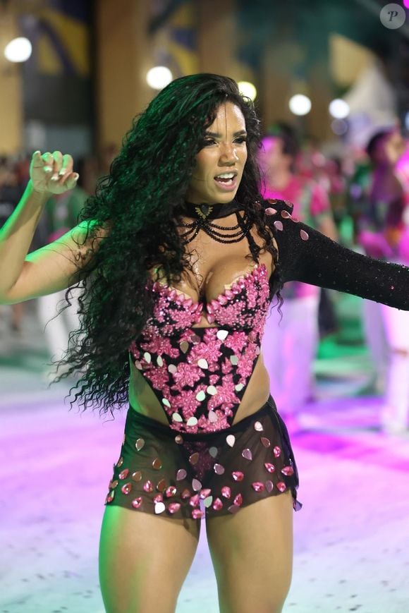 Desfiles de Carnaval 2025 RJ: a Mangueira encerra o domingo, 2 de março de 2025, com Evelyn Bastos à frente da bateria