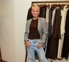 O New Balance 327V1 na cor avelã pode acompanhar um terninho superclássico e ajudar a compor um look de trabalho bem-arrumado e confortável, especialmente nos dias em que bate aquela dúvida sobre o que vestir