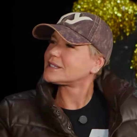 Após Xuxa afirmar que se afastou de uma Paquita por homofobia, Andrea Sorvetão reage, nega preconceito e acusa ex-colega de atacar fã gay