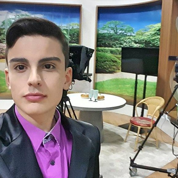 Antes de ser famoso pelo SBT, Dudu Camargo mostrava ter talento para a TV