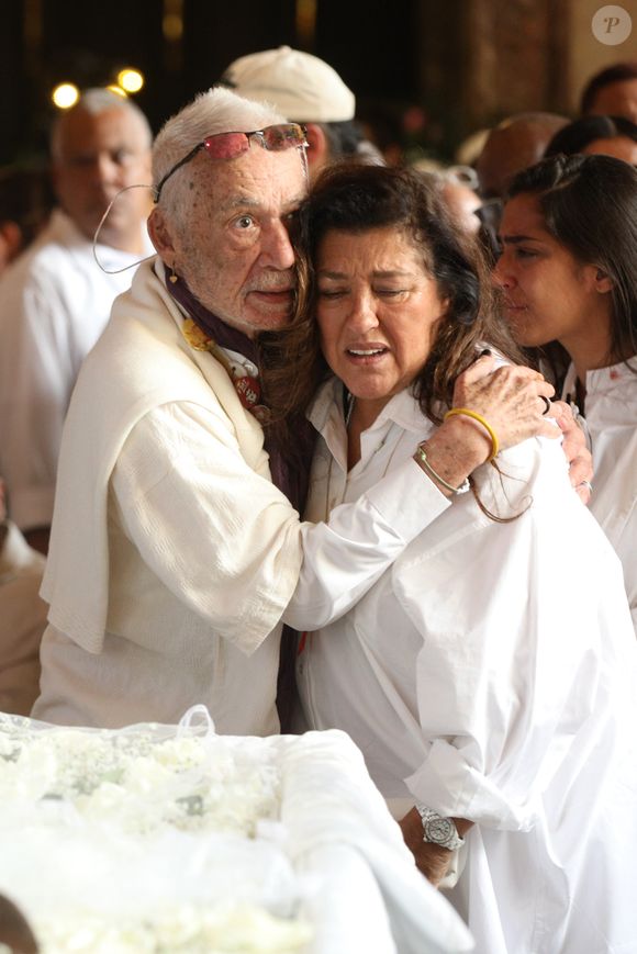 Regina Casé foi apoiada por amigos durante velório de Preta Gil