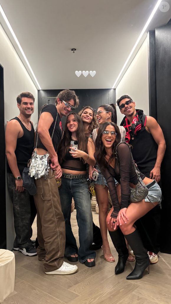 Bruna Marquezine posou com amigos na festa de aniversário que se transformou em um baile funk