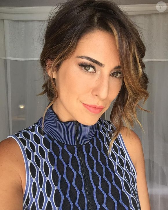 Fernanda Paes Leme manteve as mechas mais claras para iluminar o visual