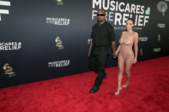 Bianca Censori surgiu no Grammy com um vestido 100% transparente e exibiu as partes íntimas no tapete vermelho
