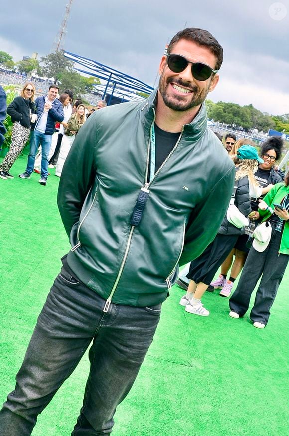 Cauã Reymond, no entanto, nega que Sofia já tenha um relacionamento: ‘Não, acho que nessa idade surge para todo mundo. Essa curiosidade, o primeiro beijo’