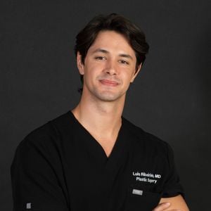 Atualmente vivendo em Munique, na Alemanha, Luís Ribeirinho ganhou os holofotes no Brasil após o pedido de casamento a Luísa Sonza; antes da medicina, o português também trabalhou como modelo em seu país