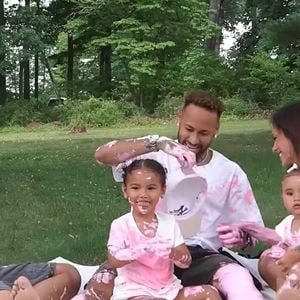 O nome da terceira filha de Neymar é Mariah. Com apenas uma letra de diferença para Maria, o nome aparece em cerca de 24 mil registros no Brasil