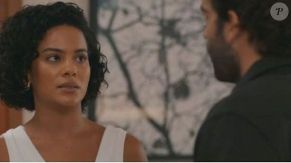 Maria de Fátima (Bella Campos) tem entrada diferente ao chegar no Brasil do que a personagem de Gloria Pires em 1988