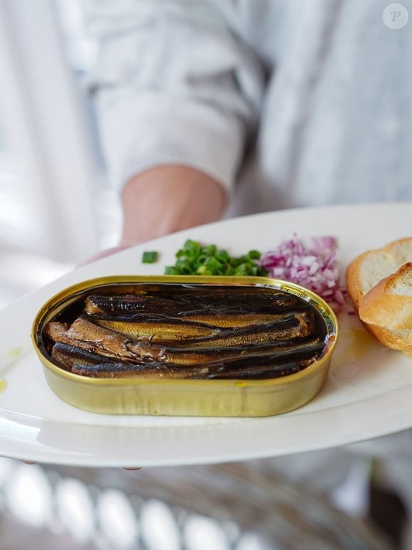 Já um estudo da PubMed Central estima que 100 gramas de sardinha fornecem 382 mg de cálcio, 38% da ingestão diária recomendada para um adulto