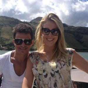 Aqui está Eduardo Costa com Ana Hickmann nos bastidores de um programa na Record TV