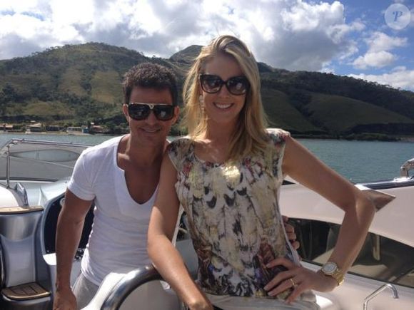 Aqui está Eduardo Costa com Ana Hickmann nos bastidores de um programa na Record TV