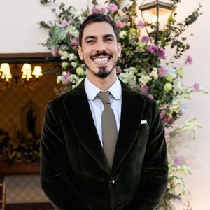 Terno de Gabriel David foi em um tom de verde oliva escuro