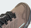 A membrana GORE-TEX é um dos principais recursos do Tênis Terrex Skychaser AX5 GORE-TEX Caminhada, sendo à prova de água e respirável para ajudar a proteger os pés em condições úmidas
