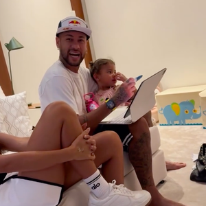 "Tá grávida? Sério?", reagiu Neymar antes de cair na gargalhada com a gravidez de Bianca, que é madrinha de Mel, filha caçula do jogador