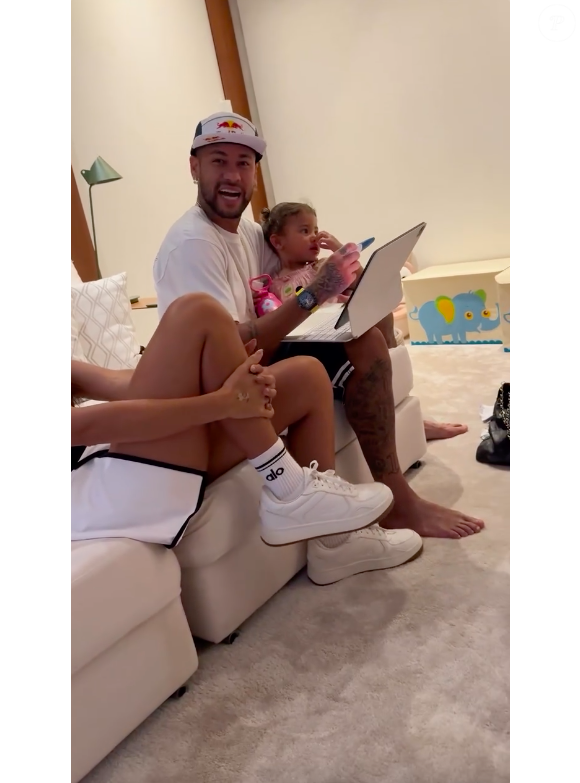 "Tá grávida? Sério?", reagiu Neymar antes de cair na gargalhada com a gravidez de Bianca, que é madrinha de Mel, filha caçula do jogador