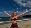 Paolla Oliveira atiçou os fãs neste sábado (09) ao compartilhar fotos fazendo topless em uma praia