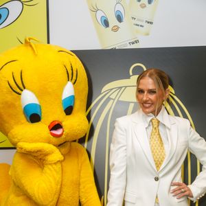 Com styling refinado, Deborah Secco chama atenção ao investir em alfaiataria clássica com toque fashionista
