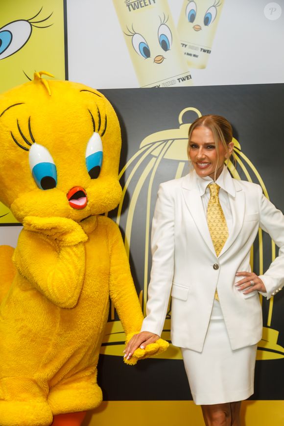 Com styling refinado, Deborah Secco chama atenção ao investir em alfaiataria clássica com toque fashionista