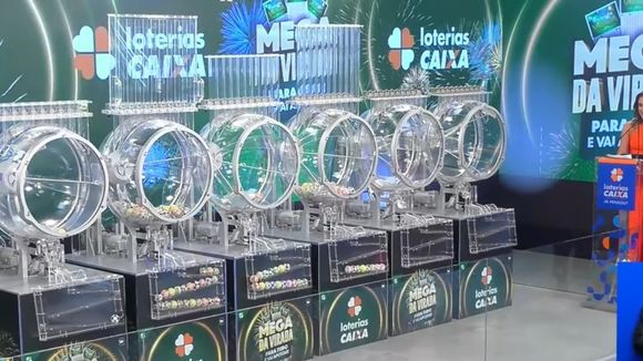 'Situação extraordinária': ao vivo na Globo, diretor da Caixa explica atraso inesperado da Mega da Virada; web detona e reúne memes