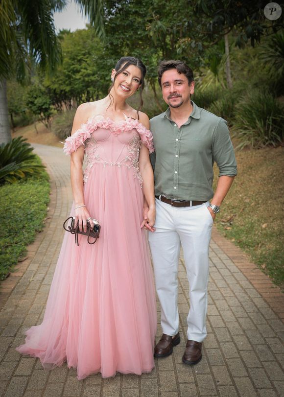 Para quem gosta de ousar, um vestido rosa 'princesa' com bordados e esse detalhe diferentíssimo no busto podem ser uma opção genial! O vestido transmite uma ideia de luxo clássico; os acompanhantes masculinos podem se inspirar em algo mais casual, apostando no combo que não tem erro!