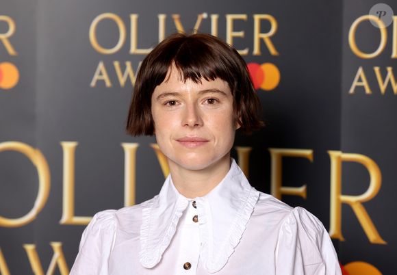 Depois do ruivo, Jessie Buckley mudou o cabelo para o castanho, mas seguiu com o corte, para seus próximos projetos
