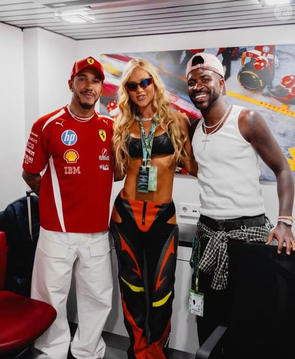 Após a separação, Vini Jr. apagou uma foto em que aparecia ao lado de Virgínia e Lewis Hamilton