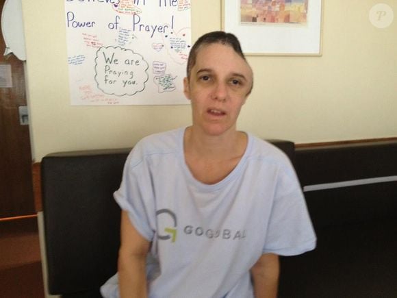 Esta é Renee Murdoch durante sua fase de recuperação no hospital, já com a saúde em avanço