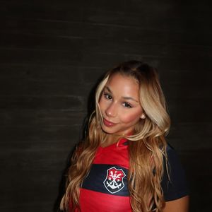 A ginasta Flavia Saraiva é uma referência para quem gosta de associar o universo esportivo à paixão pelo futebol. Uma combinação com camisa do Flamengo e tênis New Balance 9060 Preto Vermelho pode reunir elementos esportivos e casuais em um look com as cores rubro-negras