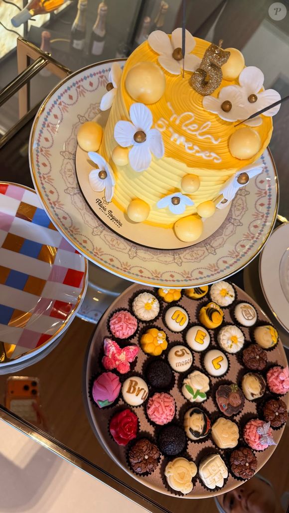 Para a festa, Bruna Biancardi escolheu um bolo simples com apenas um andar