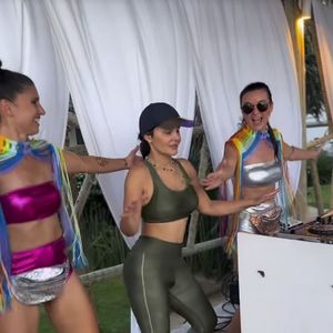 Maraisa exibiu o corpo mais magro na beira da piscina, enquanto dançava