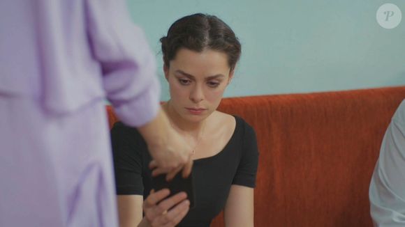 Bahar fica em choque com as fotos de Sirin e Sarp juntos na novela 'Força de Mulher'