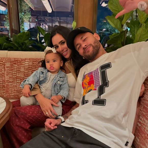 "Tô de olho", escreveu Neymar ao publicar uma foto de Bruna Biancardi no quarto de Mavie