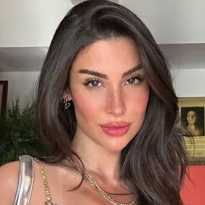 Bianca Andrade exibe cabelo ultra longo com cor castanho natural