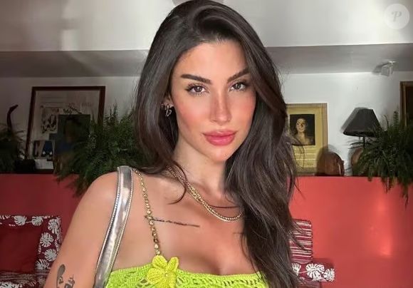Bianca Andrade exibe cabelo ultra longo com cor castanho natural