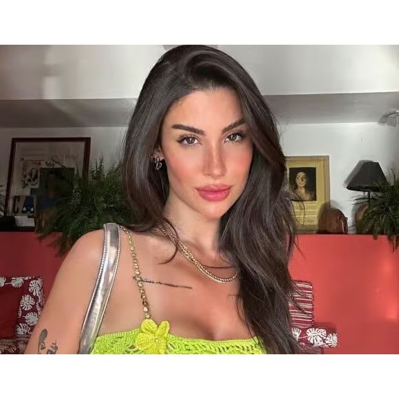 Bianca Andrade exibe cabelo ultra longo com cor castanho natural