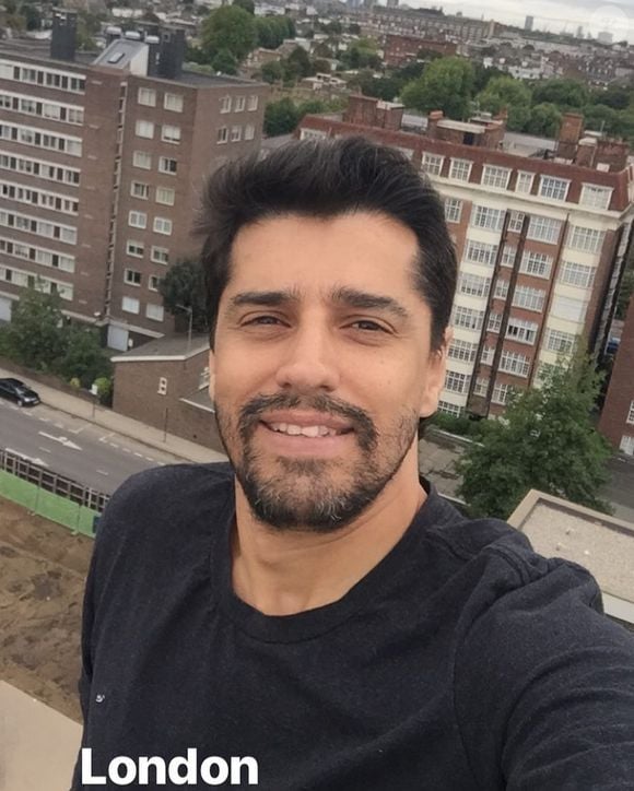 A barba de Alberto Cowboy, bem preenchida, começou a dar lugar a fios grisalhos