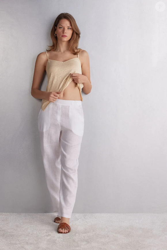 Quem disse que branco é exclusividade do verão? A calça de linho da Intimissimi mostra que os tons claros também podem render produções sofisticadas e cheias de charme nos meses mais frios
