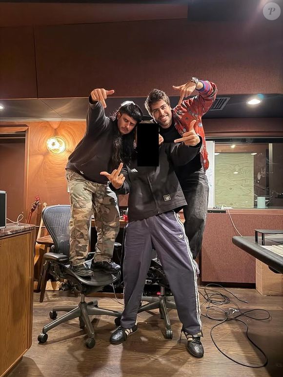 Thiago e Oliver foram apresentados pelo produtor musical brasileiro Lucas Frota (à direita na foto), que também morreu no acidente