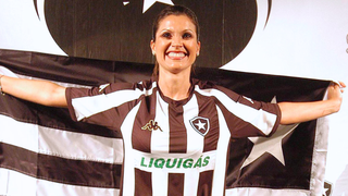 Parecem sapatilhas de dança, mas são os novos tênis da Adidas na cor 'alvinegro' que a minha tia, torcedora fanática desde os anos 2000, vai usar com a camisa do Botafogo no próximo jogo