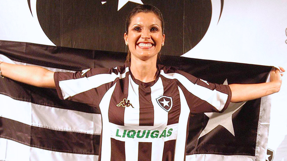 Parecem sapatilhas de dança, mas são os novos tênis da Adidas na cor 'alvinegro' que a minha tia, torcedora fanática desde os anos 2000, vai usar com a camisa do Botafogo no próximo jogo