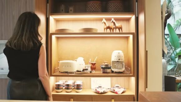 Ana Castela tem mansão avaliada em R$ 5 milhões - foto mostra armário que abriga itens do café da manhã