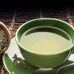 Apesar dos efeitos positivos no organismo, é importante ressaltar que o chá verde deve ser consumido sem açúcar ou adoçante