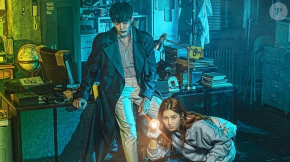 'Detetive Zumbi': um rapaz desperta como um zumbi sem memória de sua vida anterior e assume a identidade de um detetive até desvendar seu mistério